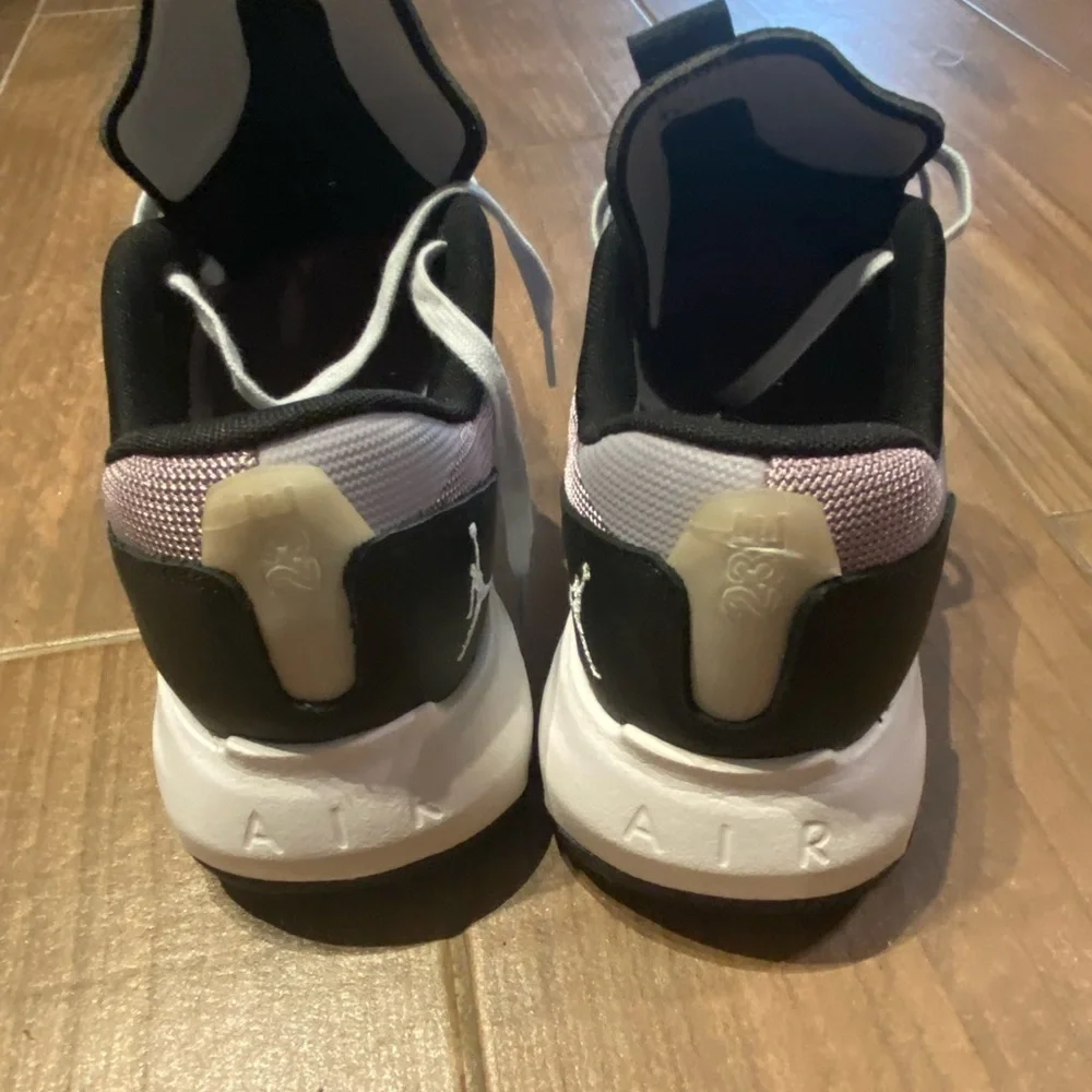 *Like New* Jordan Air 200E Women’s Size 10